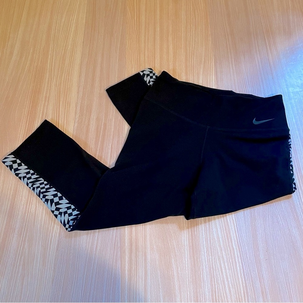 Nike Dri-Fit Capri Leggings with Checkered Geometric Black & White Print on Leg